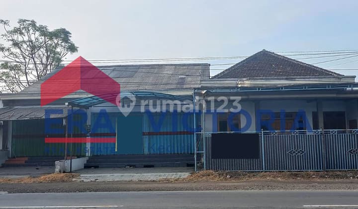 Dijual Rumah Beserta 2 Toko Di Raya Kediri Kertosono, Papar, Kediri. Dibawah 2 Toko Ada Bungker. Kawasan Pinggir Jalan Ramai. Cocok Untuk Usaha Dan Tempat Tinggal. Depan Sman 1 Papar, Smpn 2 Papar Dan Puskesmas Papar