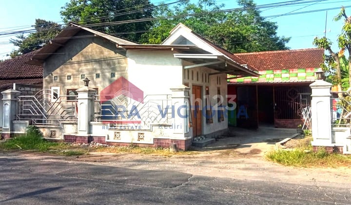 Rumah dengan Pekarangan Tanah yang Luas di Krandang Kras Kab Kediri