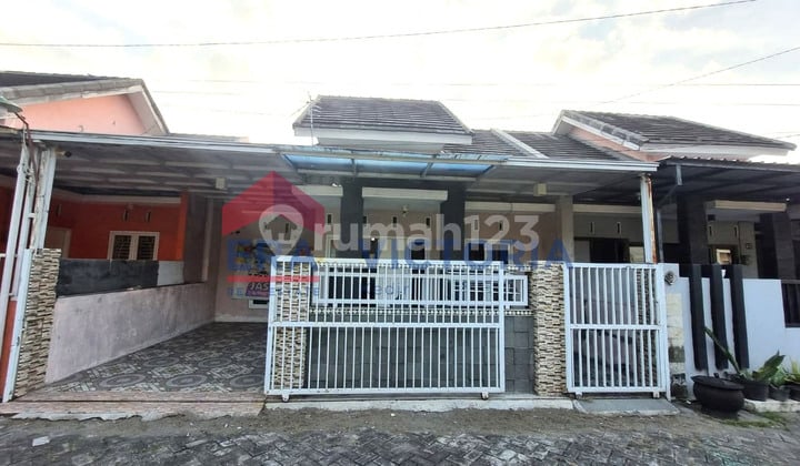 Rumah Dalam Perumahan di Bangsal Kota Kediri Semi Furnished