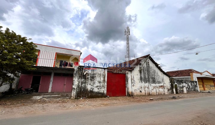 DIJUAL Ruko Lantai 2 Area Kertosono Terdapat Rumah Tinggal, 2 Bangunan Belum Finishing, Terdapat Tower Nilai Sewa 250 Juta/10Tahun