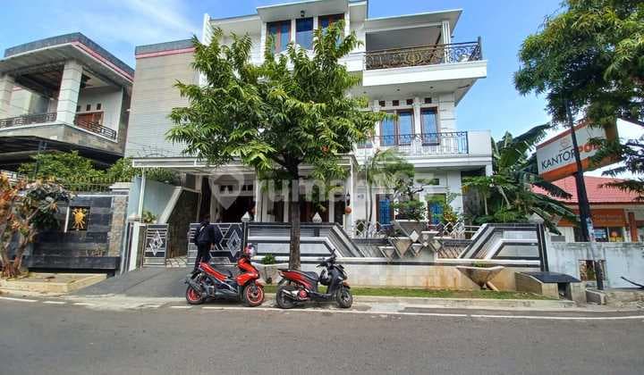 Nice Cheap 3-Story House in Cempaka Putih Tengah, Cempaka Putih, Central Jakarta