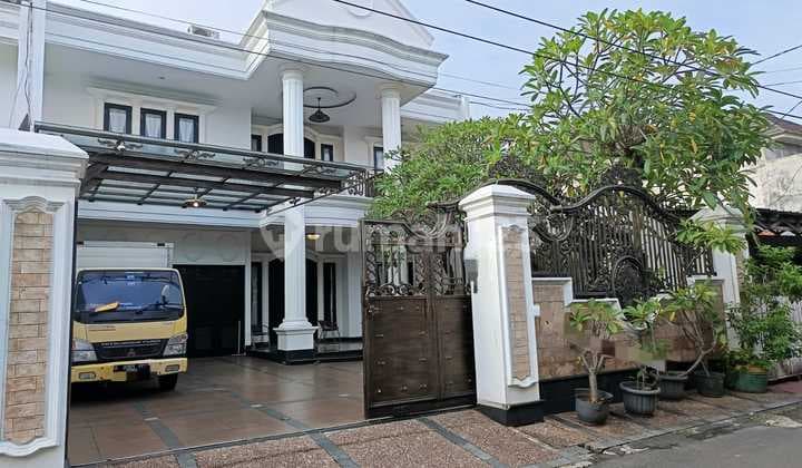 Rumah Komplek American 3 Lantai Dekat Pintu Tol Kebon Jeruk