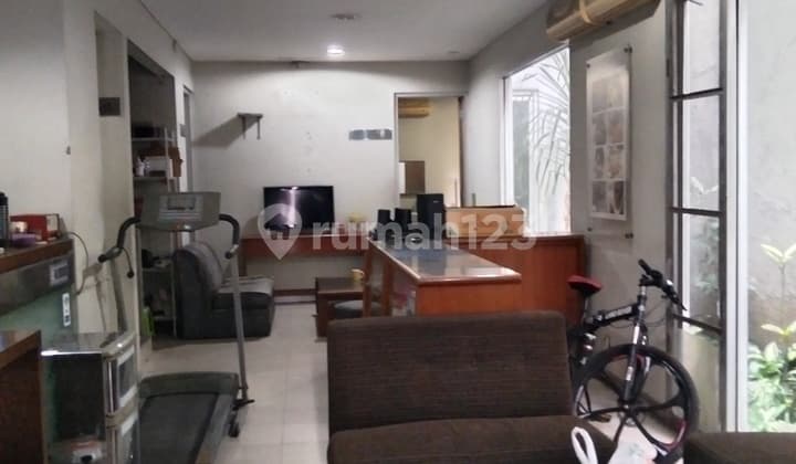 Rumah 3 Lantai Semi Furnished (Ex Beauty Salon) di Sumbersari