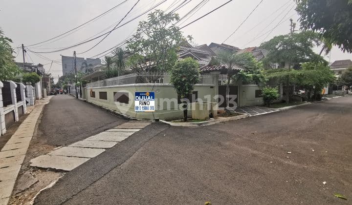 Lokasi Emas! Harga Masih bisa Nego! Rumah Siap Huni 2,5 Lantai Hook Lebar 20 Meter Strategis 100 Meter ke Jalan Arteri Kelapa Dua Kebon Jeruk