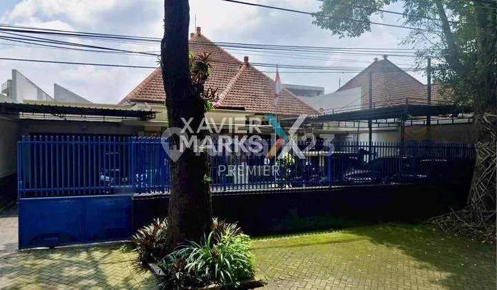 Vintage House for Rent on Main Road Axis in the Mountainous Area, Klojen, Malang