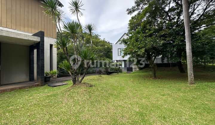 Rumah Hoek Asri Dan Banyak Pepohonan Di Kawasan Elite Bsd