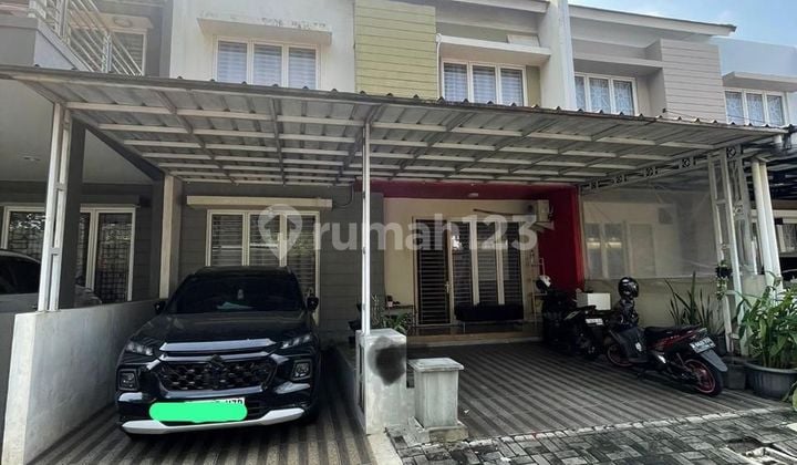 Rumah 2 Lantai Dgn Area Terbuka Di Belakang Di Jalan Utama Dan
