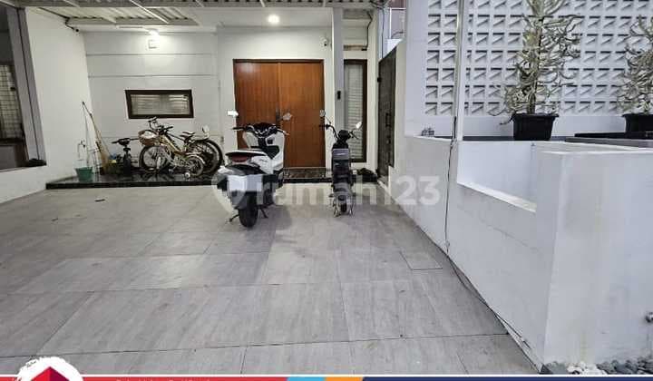 The house has a swimming pool in Victoria Metland Menteng, Cakung.