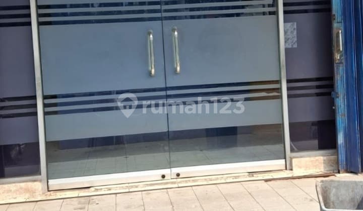 Rent a 2-story shop house in the Kelapa Gading area.