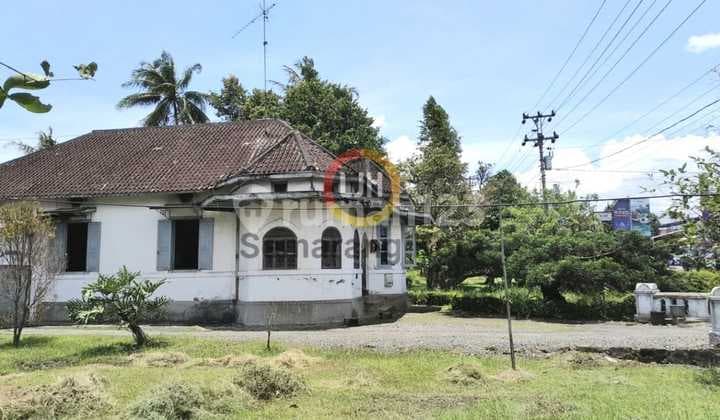 The building is suitable for business on Imam Bonjol Street, main road, 900W electricity, city water supply.