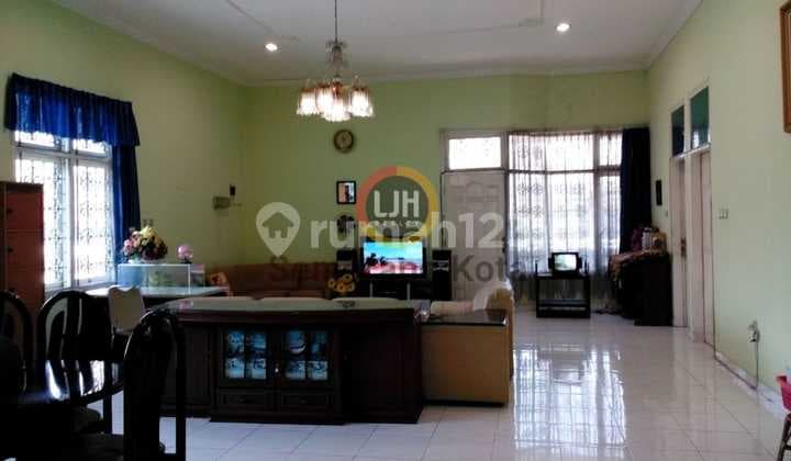 Bangunan untuk usaha di jalan Osamaliki