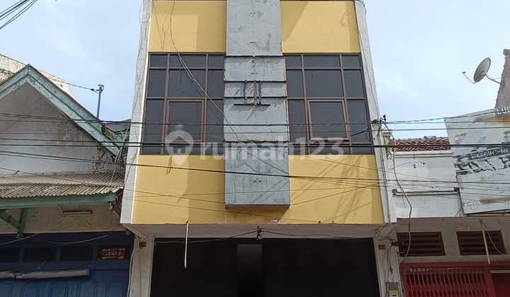 Three-story commercial area shop-house.