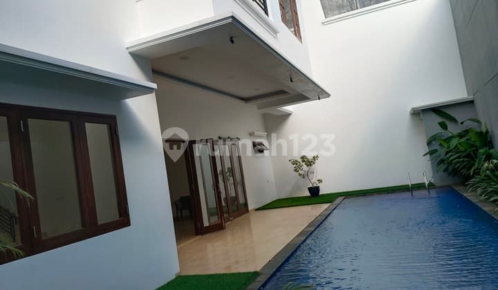 Rumah Taman Duren Sawit: 2 Lantai, LT 420 M2, Kolam Renang, Bagus
