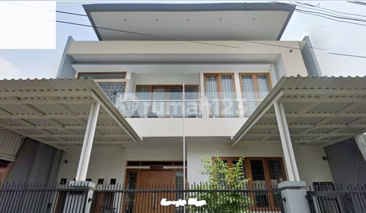 Rumah Pulomas Utara: 2 Lantai, LT 222 m2, Jalan 2 Mobil, Bagus