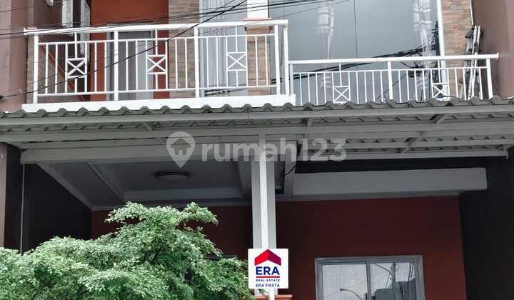 Rumah 3 Lantai Siap Huni di Cluster Taman Royal 1