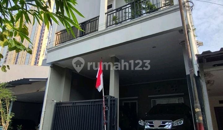 Rumah 2 Lantai di Kemayoran, 4Kt, Dekat KRL