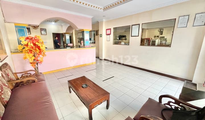 Hotel 100 Kamar Lokasi Super Strategis di Dekat Stasiun, Full Furnished, Akses Jalan 2 Mobil di Pinggir Jalan Besar