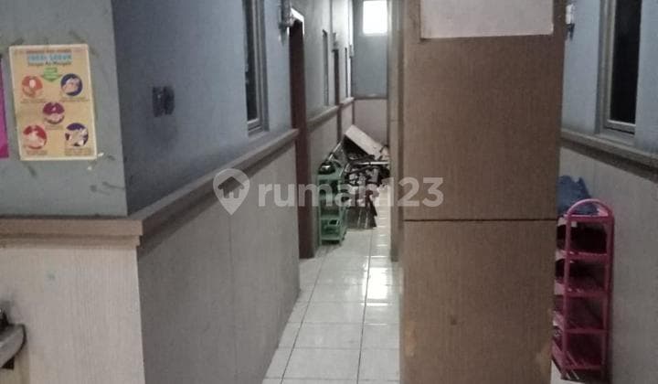 Akses Jalan 2 Mobil Roi 12% Omset 360 Jt/Tahun Kost 20 KT Full Furnished Bangunan Besar Lokasi Padat Pekerja Dekat Rsud, Pelabuhan, Bank, dan Pusat Keramaian! di Koja Jakarta Utara