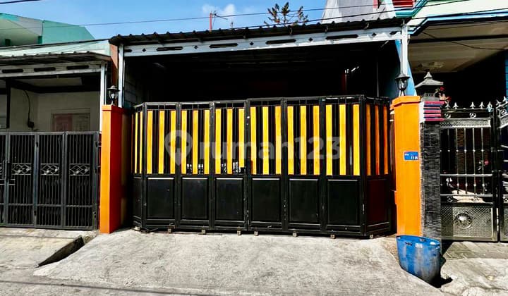 Jual Cepat Cuan Maksimal di Jakarta Utara! Rumah + Kost 8 Pintu + Kios Dijual Cepat, Selangkah ke Pelabuhan Tanjung Priok