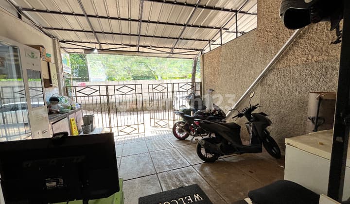 Jual Kost Eksklusif 28 Kamar Akses Jalan 2 Mobil, ROI 10-12%, Full Furnished, Lokasi super strategis di Mampang, dekat area perkantoran & pusat bisnis Jaksel. Kost baru full furnished, siap jalan tanpa renovasi.