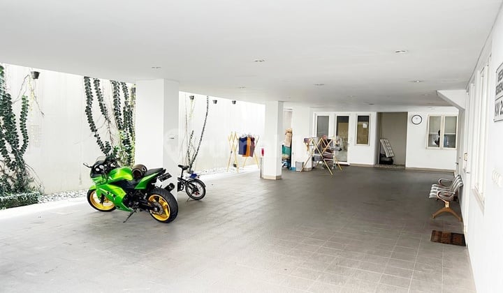 Omset 500 Jt/Tahun Roi 8-10%, Kost 24 Kamar Full Furnished Fasilitas Setara Hotel, Akses Jalan 2 Mobil, Lokasi Padat di Karawaci