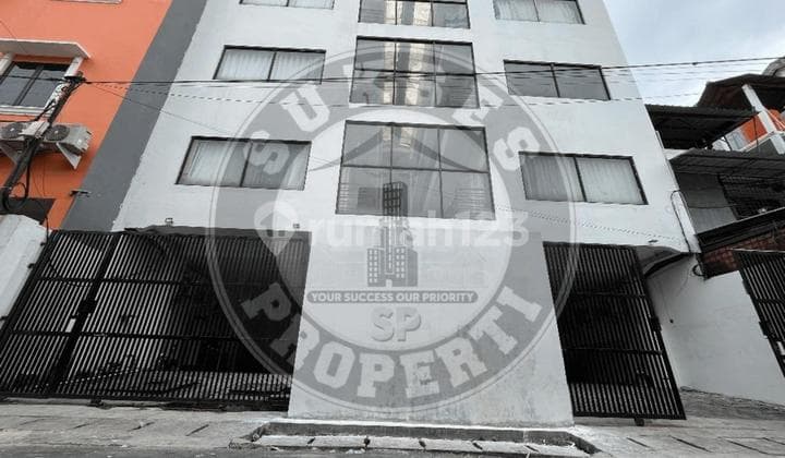 Dekat MRT, Carport 5 Mobil, Ada Void Besar, Roi Tinggi 10-11%, Kost Exclusive Mewah 42+1 Kamar, Full Furnished Lux, Omset 1,5 M, Hanya 2 Menit ke Jalan Raya Mangga Besar