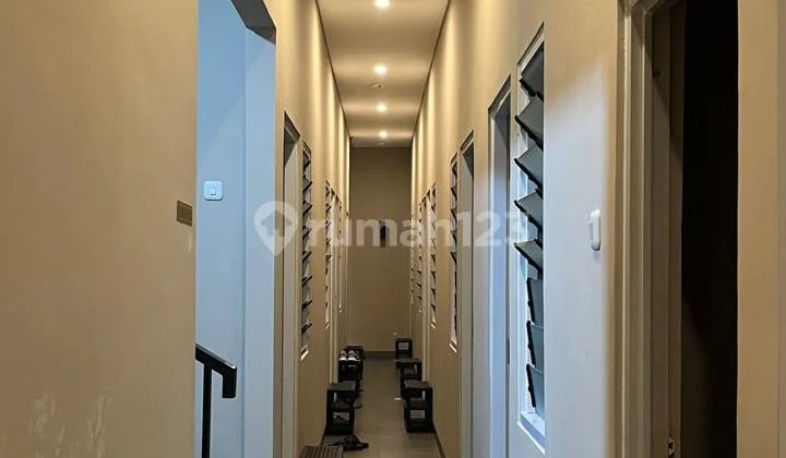 Roi 9-10% + Full Furnished + Km Dalam, Kost Baru 32+1 Kamar Bsd dengan Income 756 Jt/Tahun, Lokasi Premium Dalam Komplek Griya Loka, Dekat Pasmod, Rs, Kampus Bsi, Akses Tol dan Fasilitas Publik yang Lengkap.