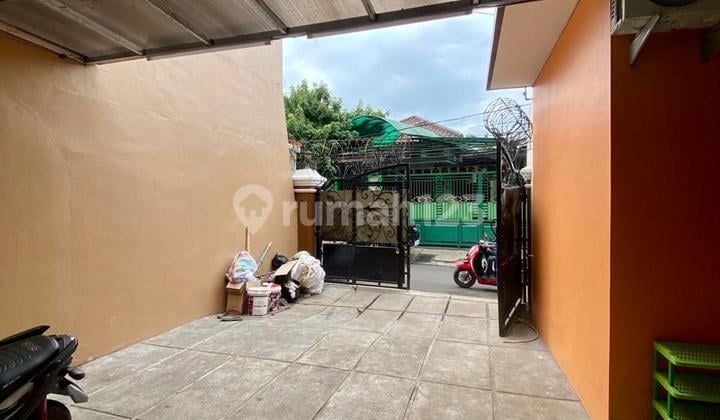 Turun Harga Dari 3,7 M ke 3,2 M Roi 12% Omset Omset 360 Juta/Tahun Kost 24 Kamar Bangunan Besar Sudah Kamar Mandi Dalam Semua Bonus Kios Full Furnished Akses 2 Mobil di Cipayung Jakarta Timur