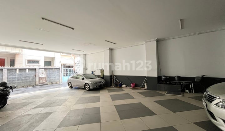 Selangkah ke Jln Raya Kost Eksklusif 42 Kamar di Petojo Omset 1,44 M/Tahun Jln Lebar 2 Mobil