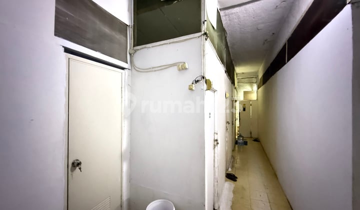 Harga Miring Roi 14% Full Terisi Omset 780 Juta/Tahun Kost 38 Kamar Sudah Kamar Mandi Dalam Semua Akses Jalan 3 Mobil di Pasar Baru