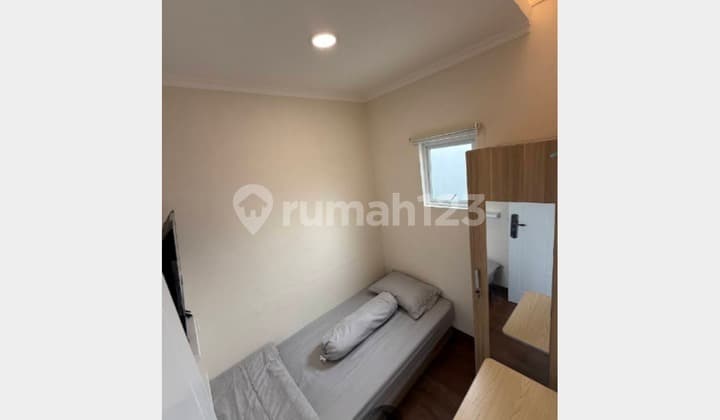 Turun Harga Bu 200 Jt! Omset 732 Jt/Tahun Roi 10%, Full Occupancy 100% Kost Eksklusif Baru 37 Kamar Full Furnished Jln 2 Mobil di Jelambar Super Strategis Hanya 2 Km ke Area Perkantoran, Perbankan, Kampus, Mall, Rumah Sakit