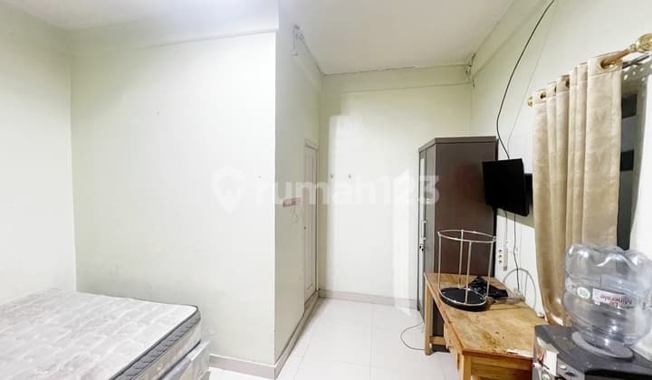 Langka! Investasi Kos 63 Kamar Harga Hemat! Di Jual Cepat Kost 63 Kamar + 1 Kios Ciracas, Jakarta Timur, Akses 2 Mobil, Lokasi Dekat Area Sekolah, Super Strategis Potensi Peningkatan Omset Tinggi. Di Pinggir Jalan Raya, Dilintasi Jaklingko – Mobilitas Tin