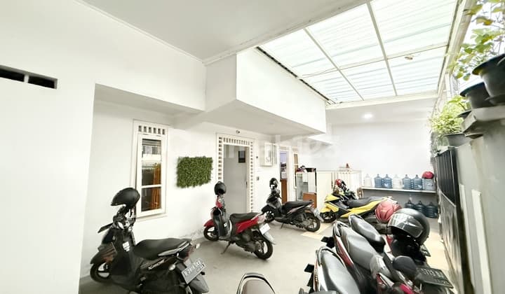 Banting Harga! Kos 27 Kamar Dekat Kampus BINUS Kemanggisan Jakbar