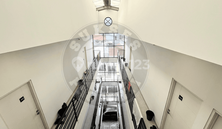 Roi Tinggi 10-11%, Dekat MRT, Kost Exclusive Lux 42+1 Kamar, Cashflow 1,5 M/Tahun,Carport 5 Mobil, Hanya 2 Menit Pusat Bisnis Mangga Besar