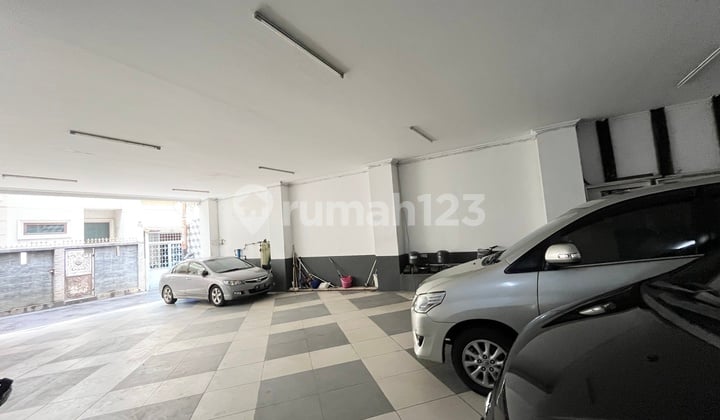 Selangkah ke Jln Raya Kost Eksklusif 42 Kamar di Petojo Omset 1,44 M/Tahun Jln Lebar 2 Mobil