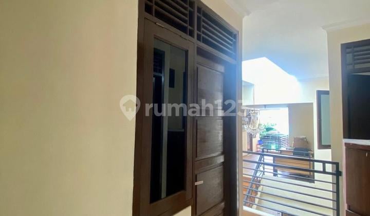 Roi 12% Omset 360 Juta/Tahun Kost 24 Kamar Plus Kamar Mandi Dalam Semua dan 1 Kios, Bangunan Besar Full Furnished Akses 2 Mobil di Cipayung Jakarta Timur