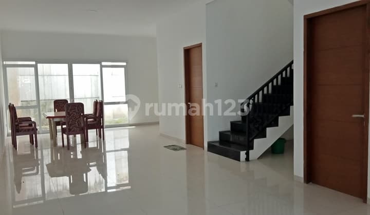 Dijual Rumah 3 Lantai Komp Budisari Siap Huni