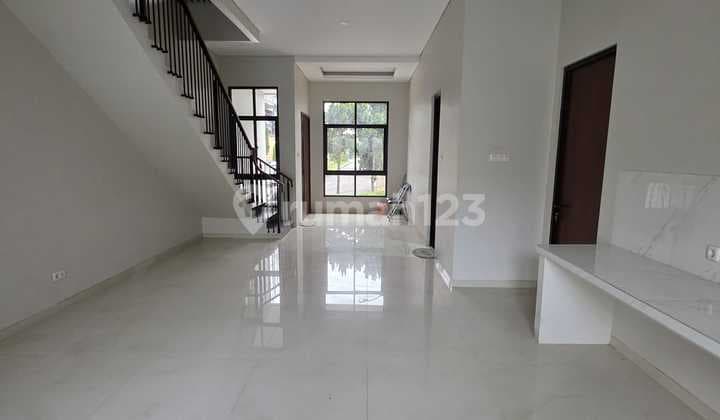Dijual Rumah Siap Huni Bangunan Batu di Singgasana Pradana Bandung Kota