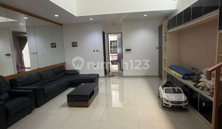 Disewakan Rumah Besar PIK Luas 8x27 Semi Furnished 3 lantai