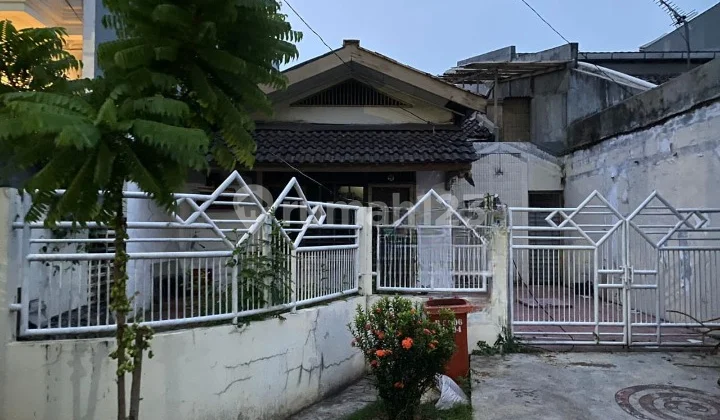 Rumah Tua Hitung Tanah di Puri Indah, Jakarta Barat Rumah Tua Hitung Tanah di Puri Indah, Jakarta Barat