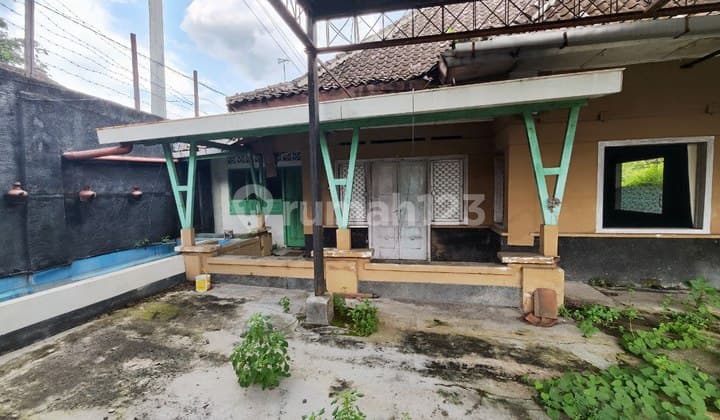 Affordable Commercial Space in Central Solo, Ideal for Opening a Cafe, Restaurant with Spacious Yard.