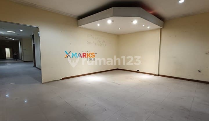 Ruang Usaha Harga Murah Tapi Luas di Area Super Ramai Laweyan