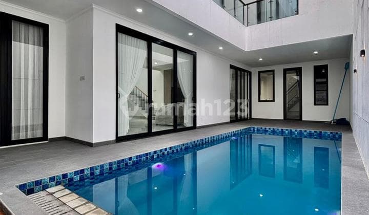 Disewakan Rumah Mewah Area Strategis Semi Furnished