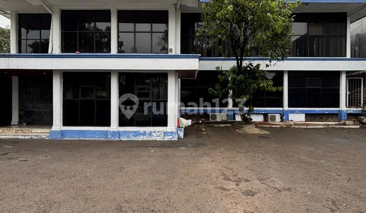 Disewakan Gedung Cocok untuk Kantor Pinggir Jalan