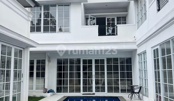 Dijual Rumah Mewah Kota Baru Parahyangan dengan Kolam Renang