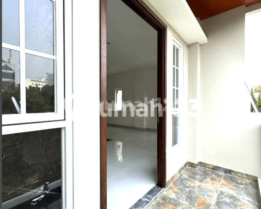 Rumah Baru. Tomang. 4 Lantai. 6X15. Jalan 2 Mobil. Siap Huni