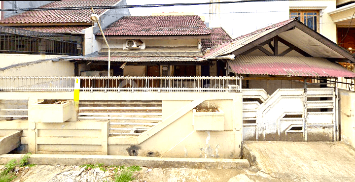 Old House. Queen's Park. 10x18. 4-Car Wide Road.