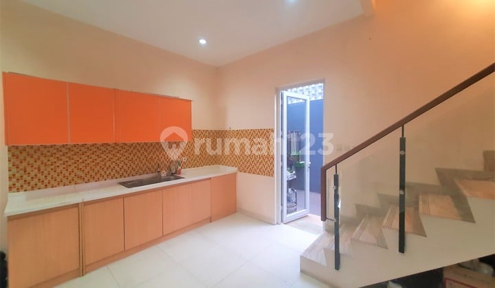 Rumah Tomang. 2.5 Lantai. 5X15. Jalan 2 Mobil. Siap Huni