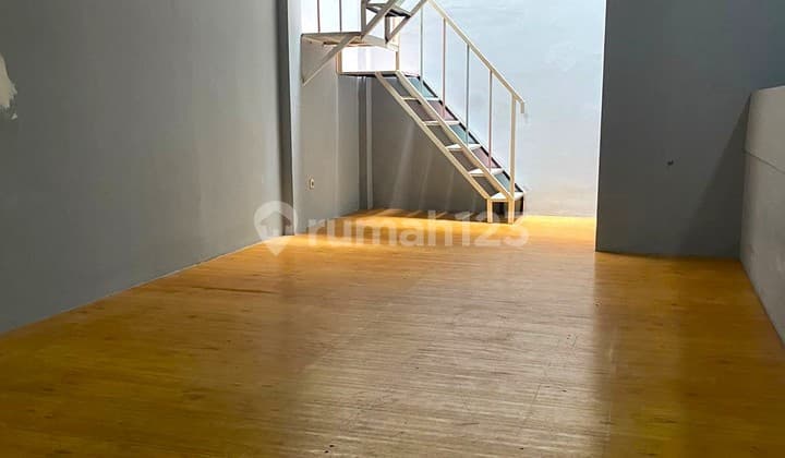 Rumah Tomang. 3 Lantai. 5X18. Jalan 2 Mobil. Siap Huni