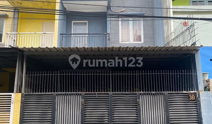 Tomang House. 3 Floors. 5x17. 2-Car Driveway. Move-in Ready.